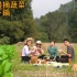 团队带锅去阿辉家的蔬菜园吃火锅，边吃边摘蔬菜下锅，真的好方便