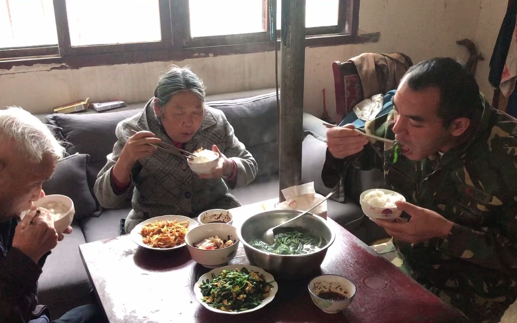 路边韭菜长得好，割点回家炒鸡蛋，柴火灶饭菜就是香