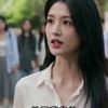 我被妹妹推下楼摔伤后，父亲不仅不认我，还把我丢给路边一个环卫工人当“爸爸”。他以为我失忆了，好甩掉我这个“拖累”。七年后，我牵着环卫工父亲的手走上领奖台，那个曾