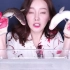 美女Ssoyoung拿着蹦蹦跳跳的长长的鳗鱼，看她怎么吃的