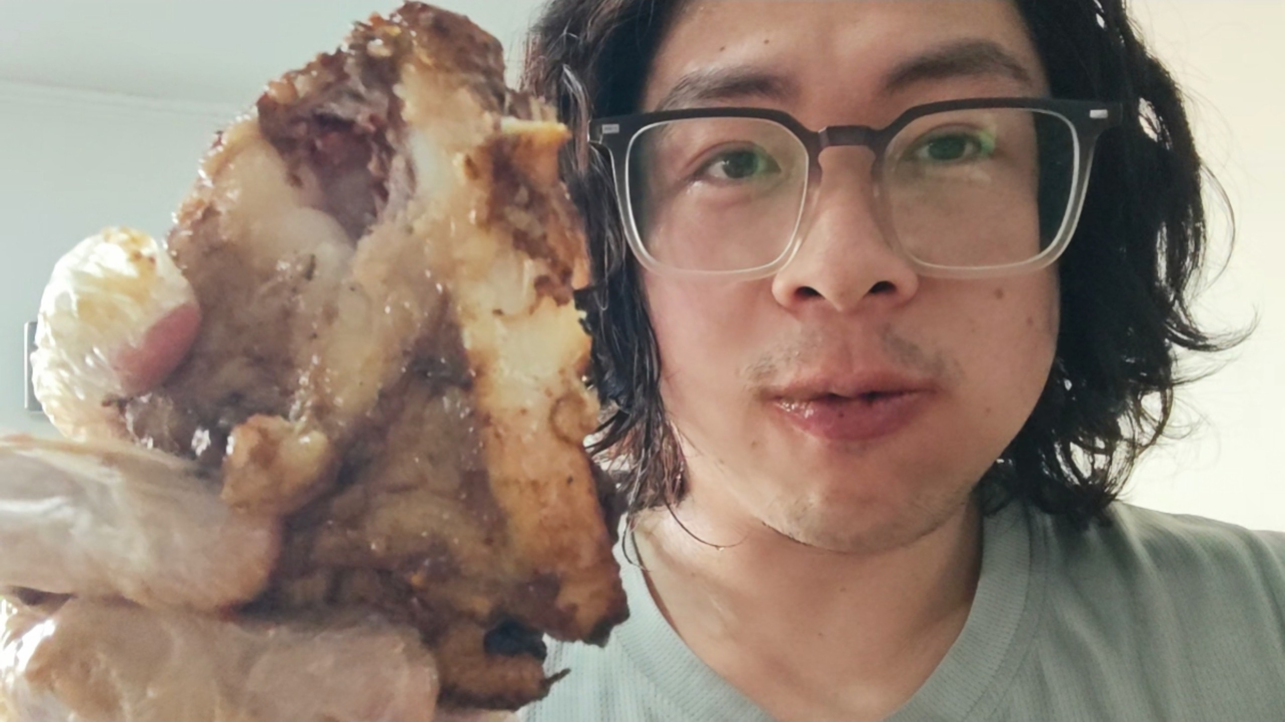 230斤小伙一口气吃了10斤牛骨，亲戚们以为我在外过的很苦，其实我只是嘴馋…