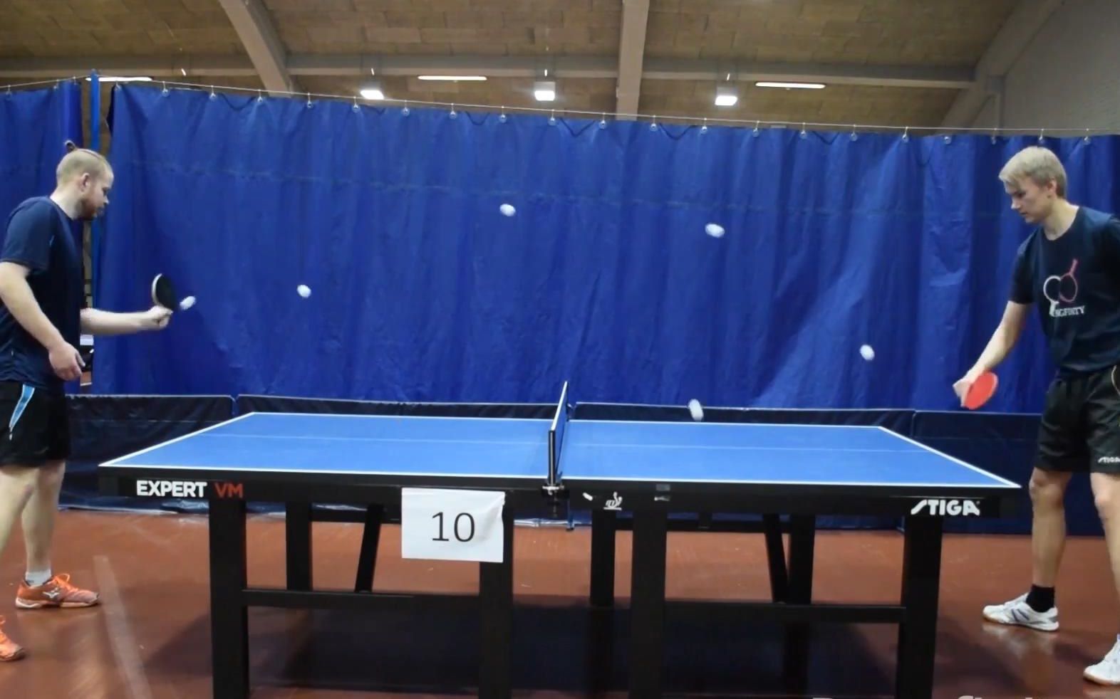 老外觉得这样玩乒乓球太难了视频在线观看