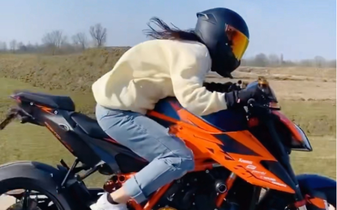 捉！KTM1290超级公爵车主，活的！还是女骑