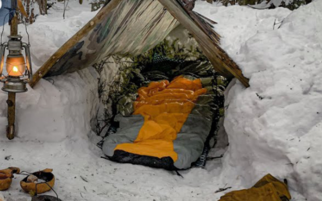独特的搭帐篷方式，大雪丛林中搭设帐篷度过一晚，做手工木勺