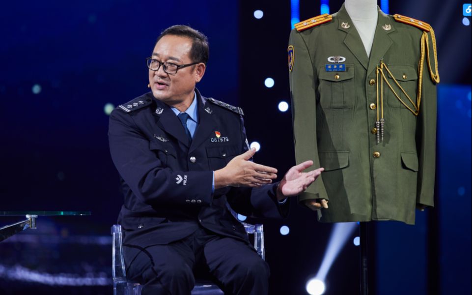 《传家宝里的新中国》|97式军装“见证”香港回归
