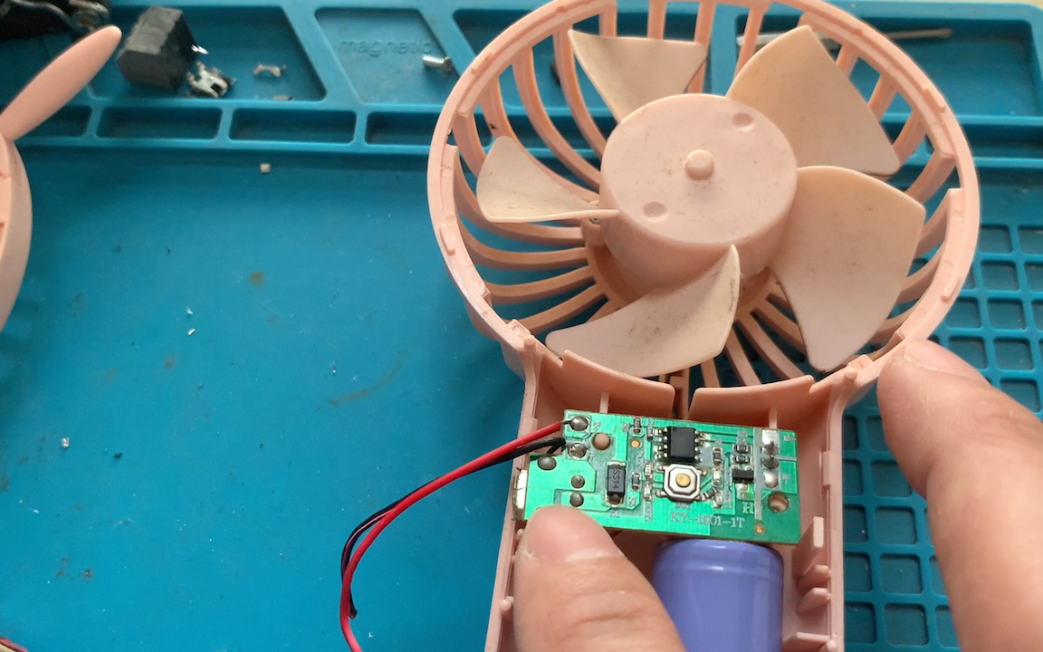 可爱的手持小风扇 电池不耐用了 改装下用它来给电路板降温不错。