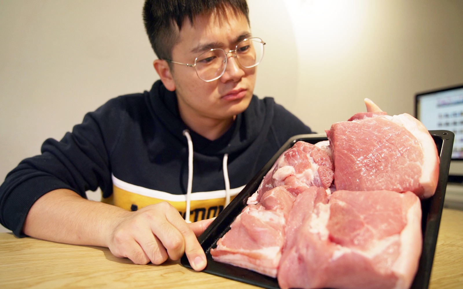 买5斤猪肉能做出多少午餐肉？忙活4小时，反而亏了？