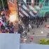 西雅图警方用闪光弹驱散人群，示威者撑起雨伞