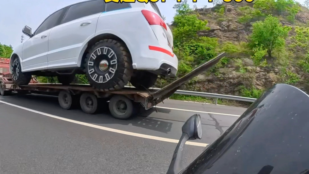 奥迪Q500？！ 比半挂还大的车你见过吗