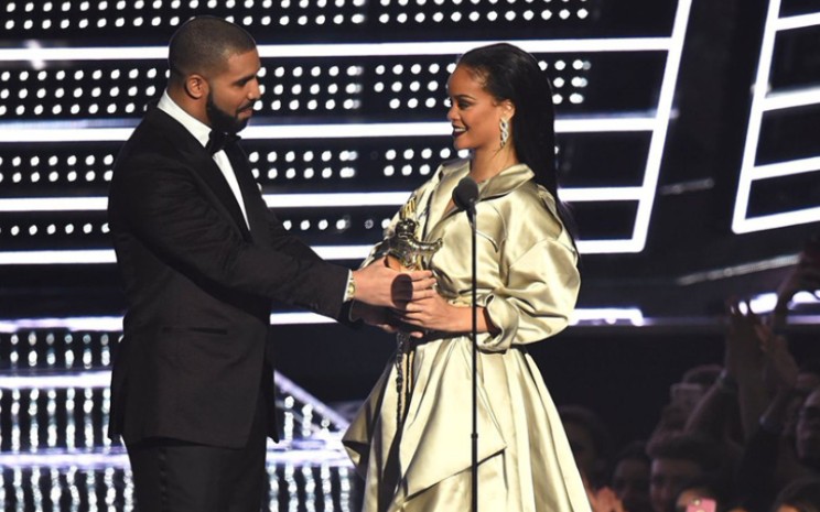 Rihanna可能一直是Drake的白月光吧...