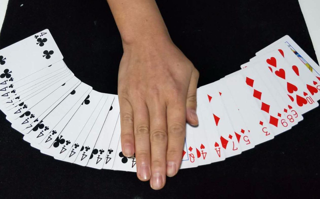 魔术教程:手一摸扑克牌就变了,原来这么简单
