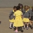 暖心，小女孩穿假肢回到学校后，小朋友给了她一个拥抱