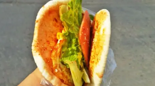 超大的月亮饼，有肉有蛋，只要三元钱，天天排队买！