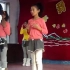小女孩们在教室里表演《明天会更好》之节目给同学们看