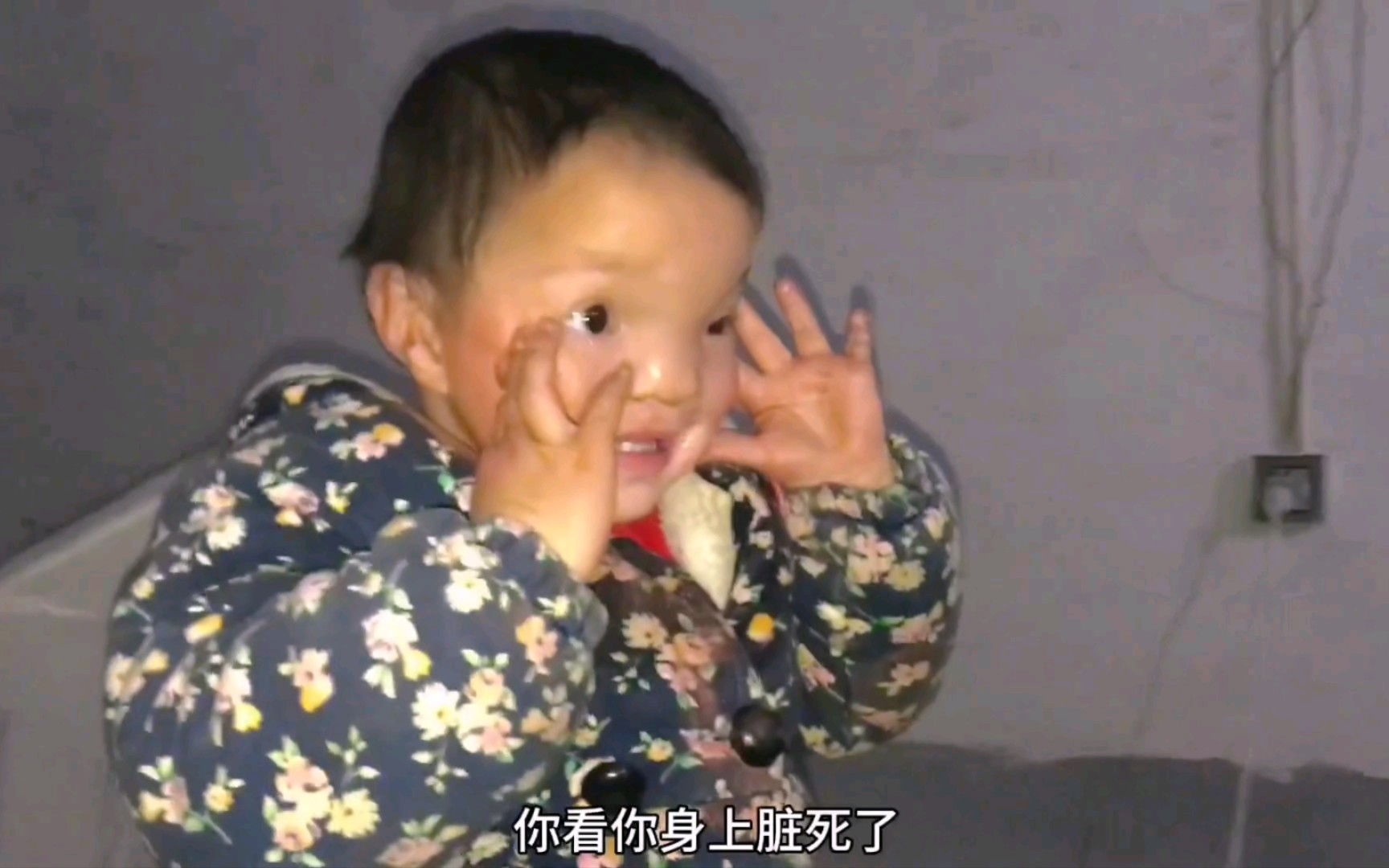 三岁的六妹被评为全网最脏的小孩，妈妈冬妹不在意，还乐呵呵的