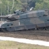 每辆940万美元造价的日本10式坦克，展示它不俗的液气悬挂系统