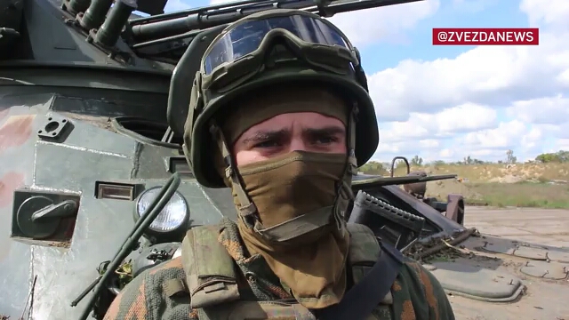 俄罗斯空降兵战士展示了从乌军手中缴获的苏制装备