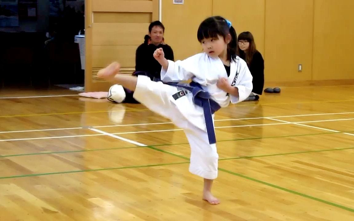 超可爱的5岁萌娃空手道练习