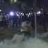 美国警察对黑人男子连开数枪惹众怒，示威者烧车纵火