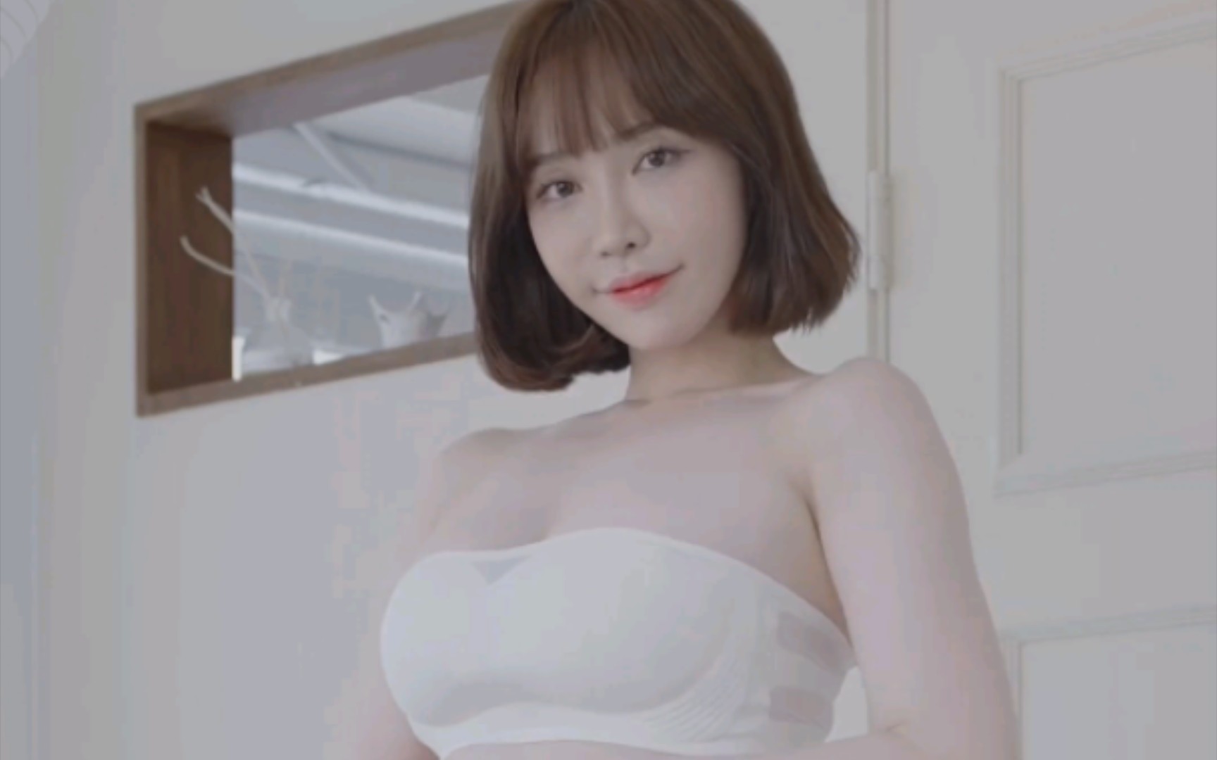 Pure Lust Style Tight Skirt Outfit for Fleshy Sister with White Skin