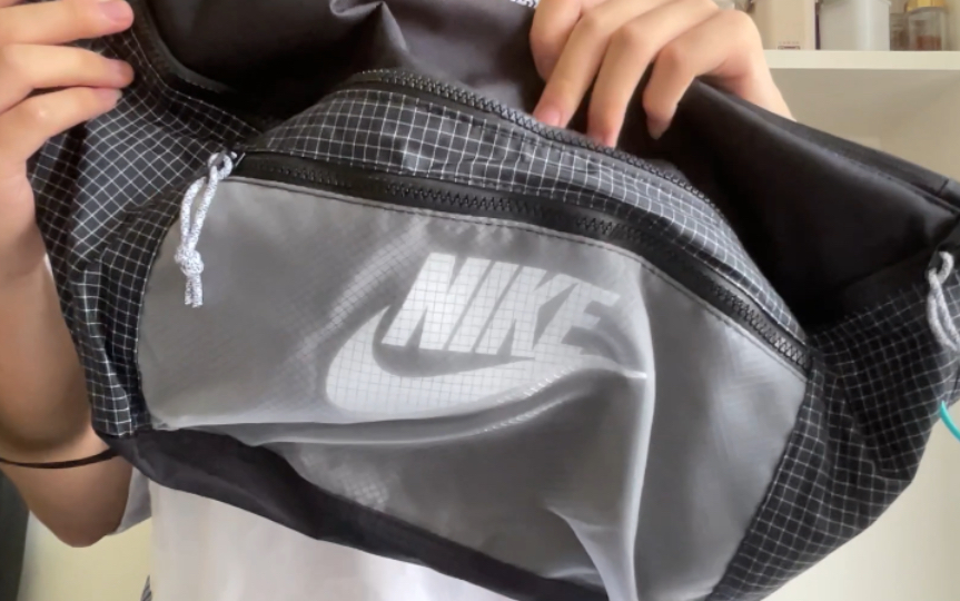 Nike网红斜挎包开箱，289是否值得？身为大容量斜挎包，它能不能打？