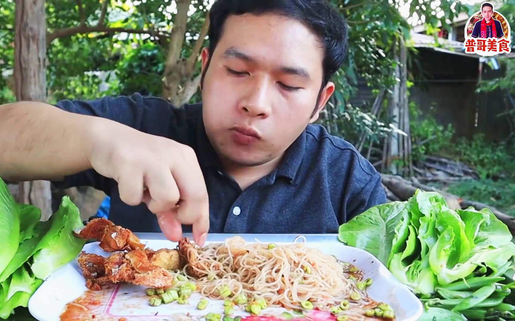 普哥美食油炸鲑鱼肚和鱼皮香脆爽口搭配凉拌米粉这顿很棒