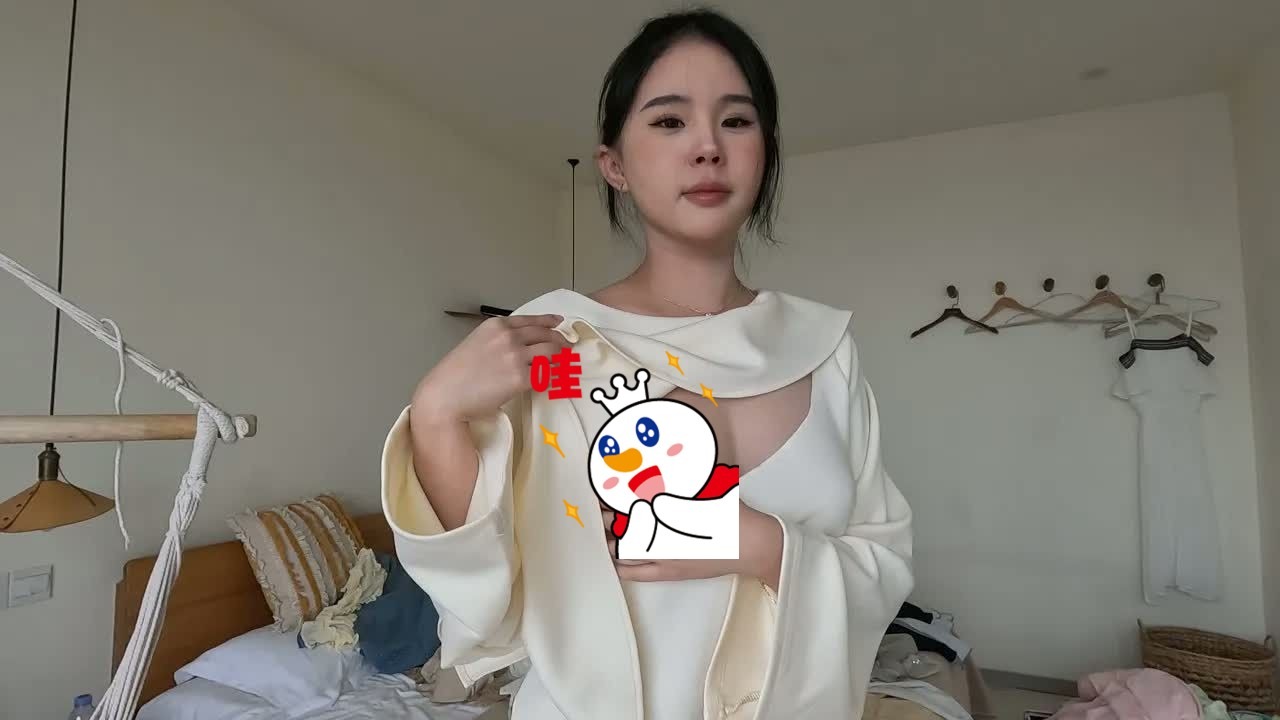 美美大方的小鹿，穿独特设计的两件服装，觉得很好玩