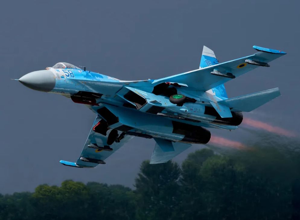 乌克兰苏-27超低空飞行，地勤紧急卧倒差点被战斗机尾气吹翻