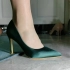 这款绿色高跟鞋穿起来也是很好看的，上脚也是很舒服的，给大家试穿一下吧