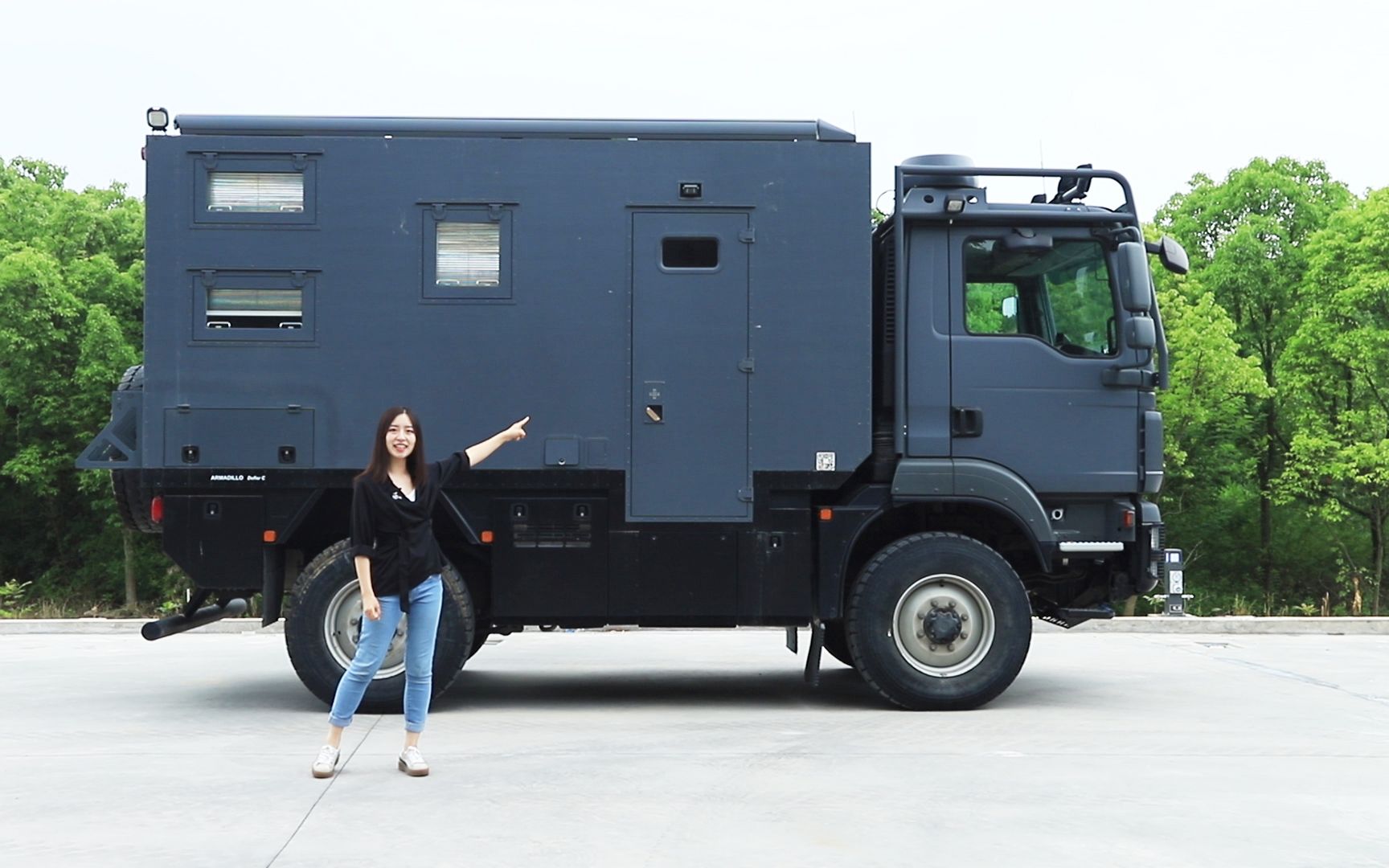 北京姑娘试驾重达10吨的越野房车，全时四驱，续航1000公里，真飒