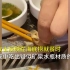 山东济南郑女士反映在海底捞就餐时，在乌鸡卷中吃出疑似矿泉水瓶材质的塑料片。据当地媒体报道，海底捞工作人员提出免单，并赔偿