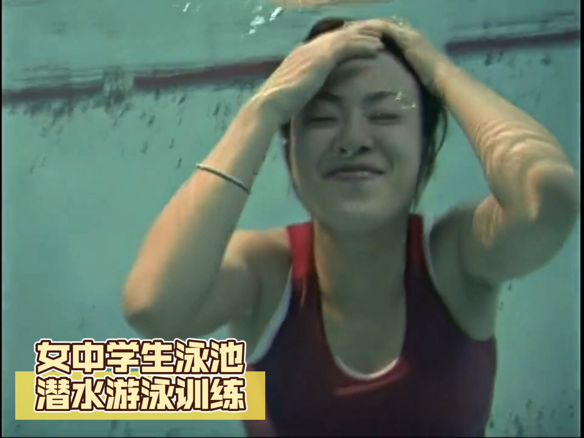 女中学生泳池潜水游泳训练