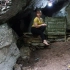 这个美女独自建造了一个洞穴避难所
