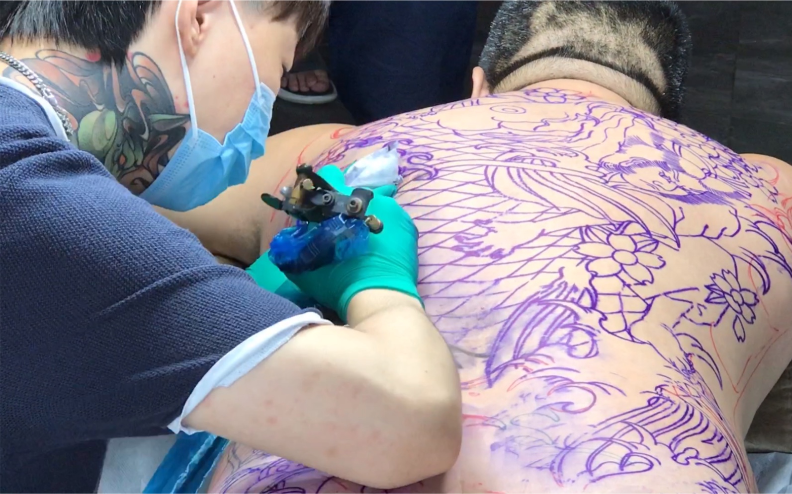 日式老传统满背纹身制作过程，看完你还敢纹吗？