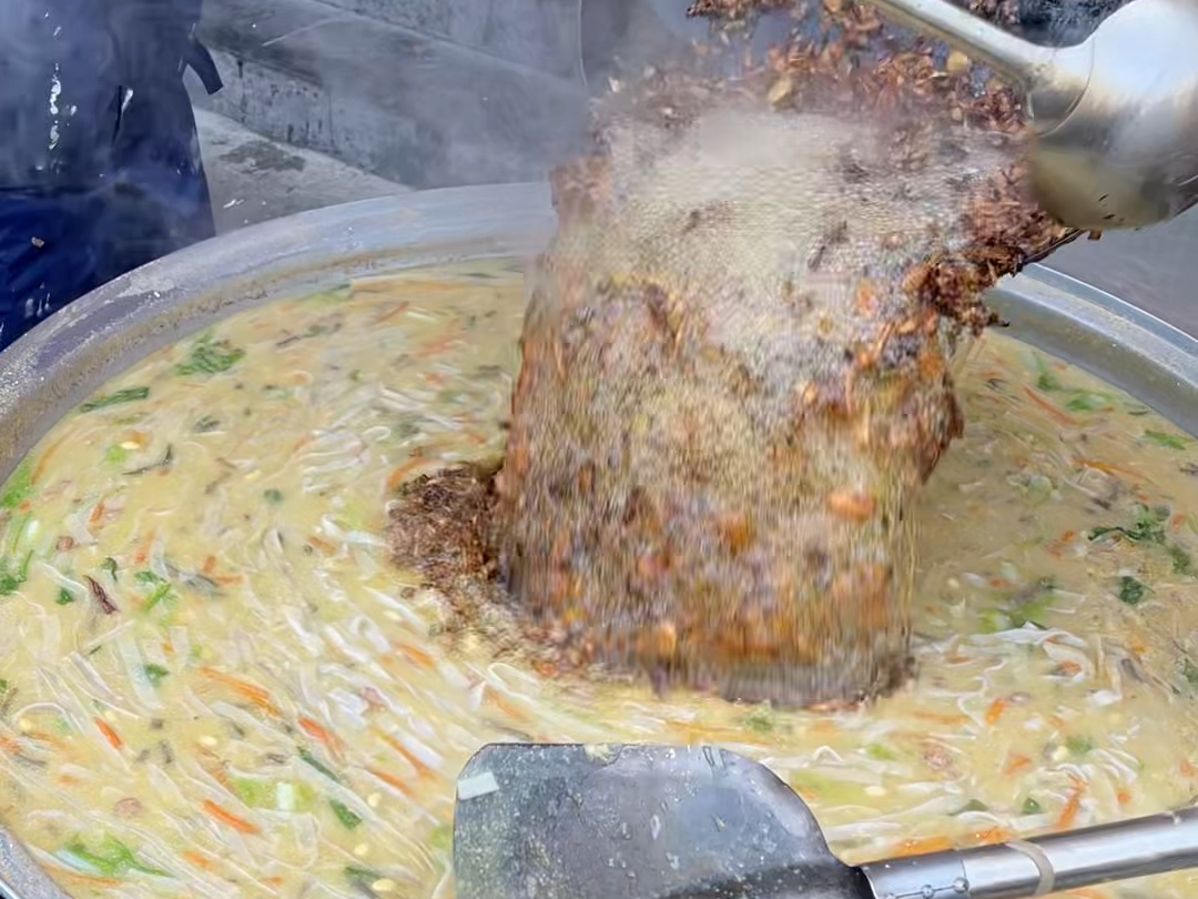 河南鹤壁浚县糊涂面条，5元一碗，倒入灵魂葱花油，闻着好香