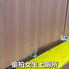 台湾一警员偷拍女性如厕，被领导女儿如厕时发现，穿上衣裤夺门而出，告诉爸爸有人偷拍