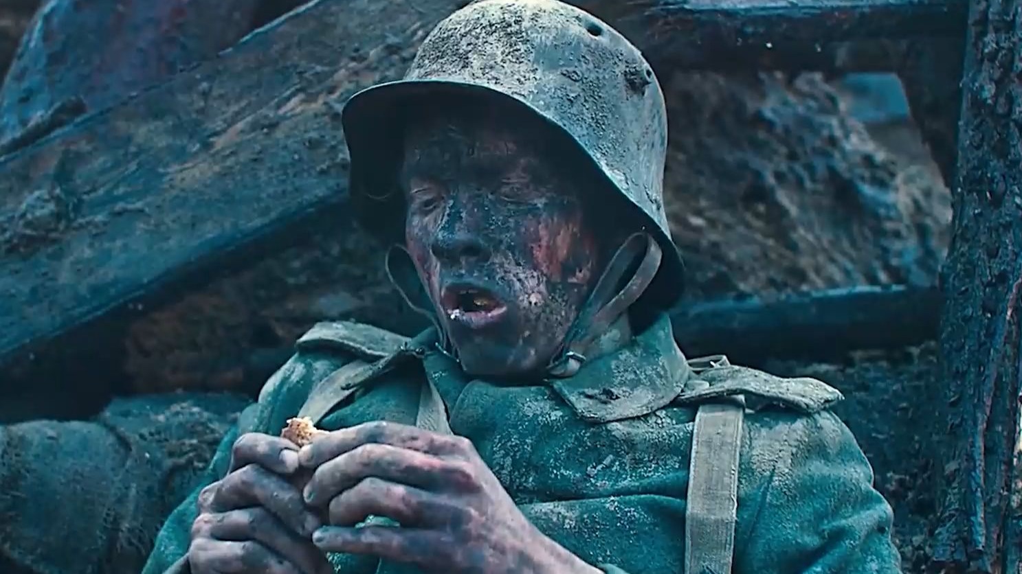 高官在车厢惬意的享用下午茶，前线的士兵却在喝油桶里面的脏水！