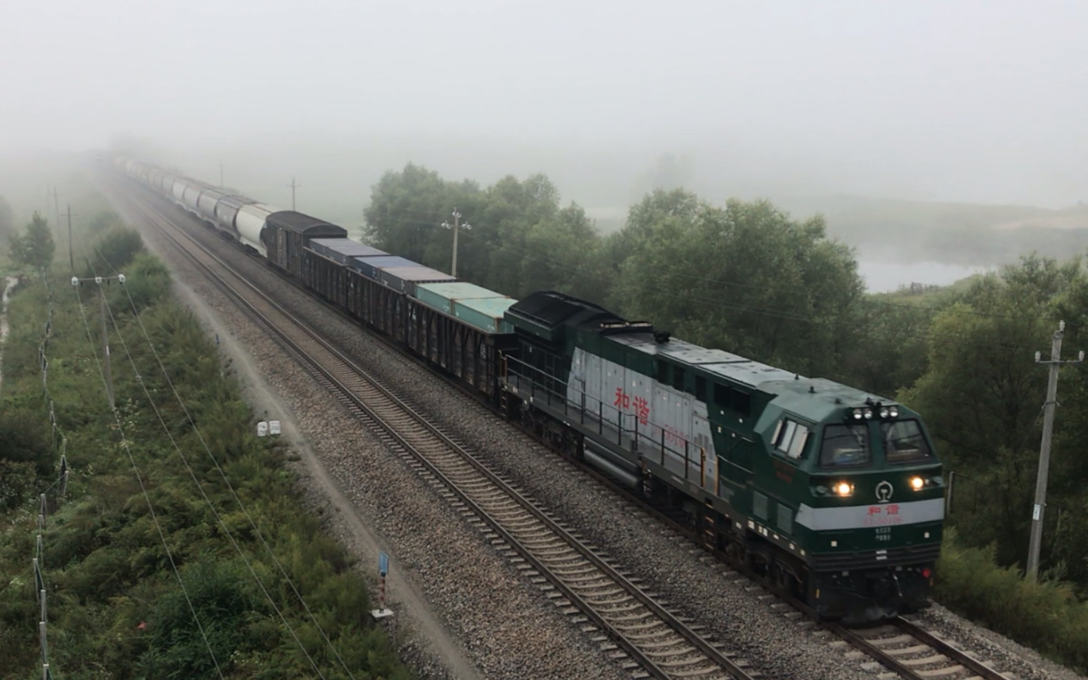 绥佳线231km100m铁路跨线桥上行列车hxn50106牵引17004次技术直通列车