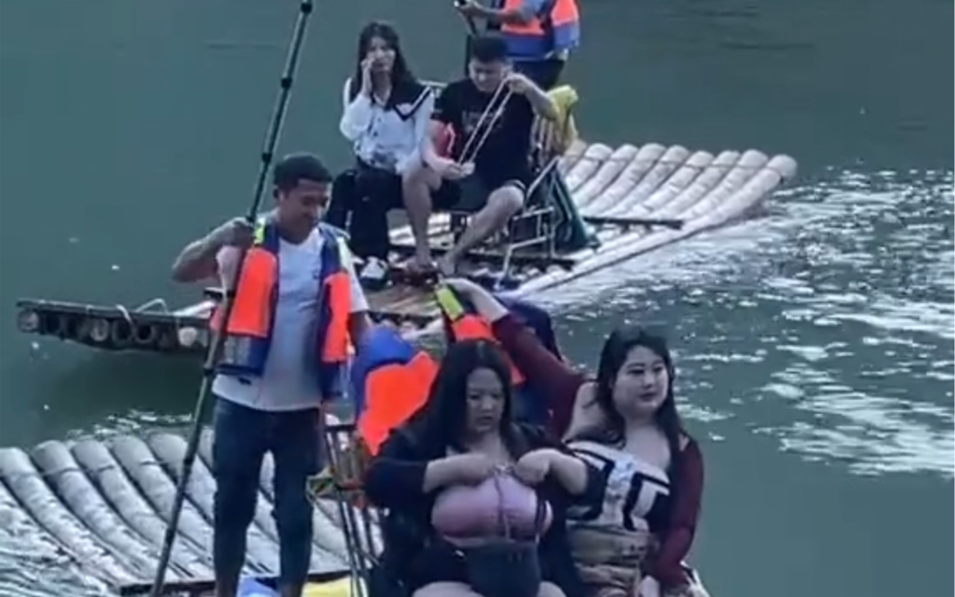 A large wave of tourists is heading for the shore!