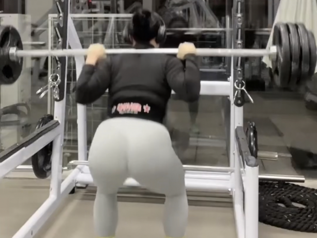 Small white ah - gym hip leg training