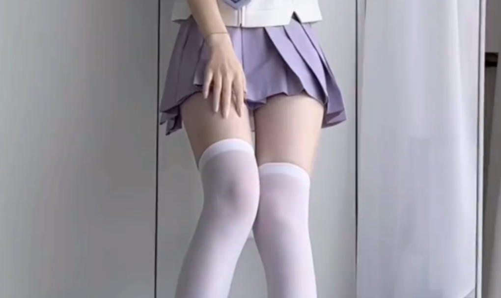 Do leggings or knee-highs look good?