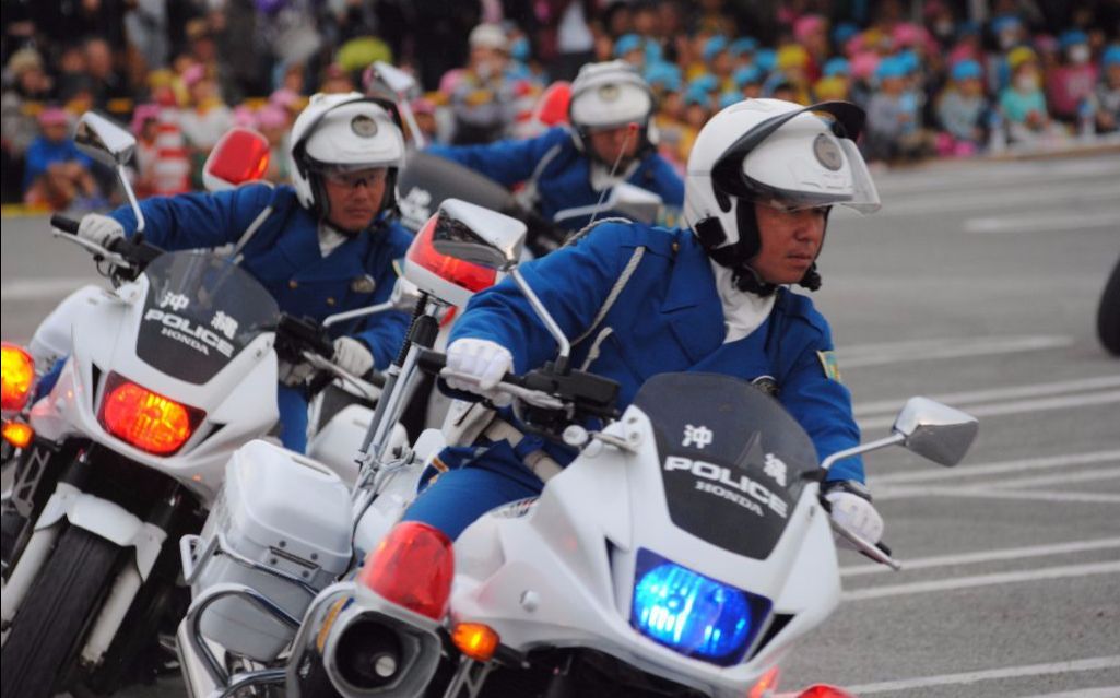 日本冲绳骑警大战持棍暴走摩的