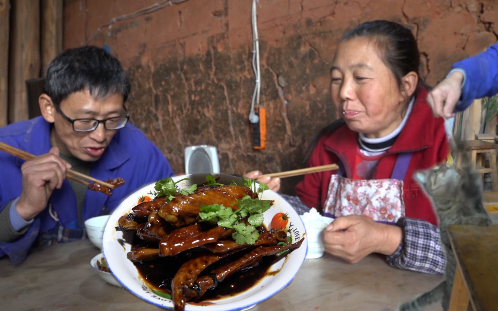 黄小妹做啤酒鸭翅,王幺爷直接用手抓啃,连麻老幺都忍不住了