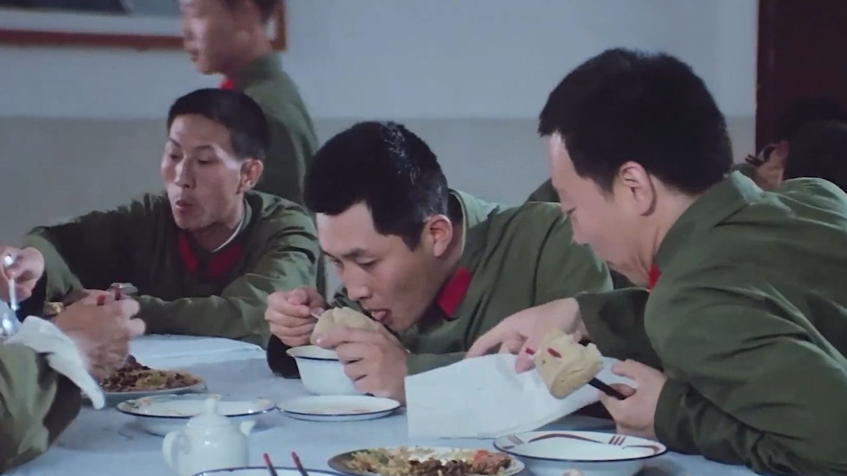 “士兵们都在食堂吃馒头，指导员却吃巧克力和饼干！