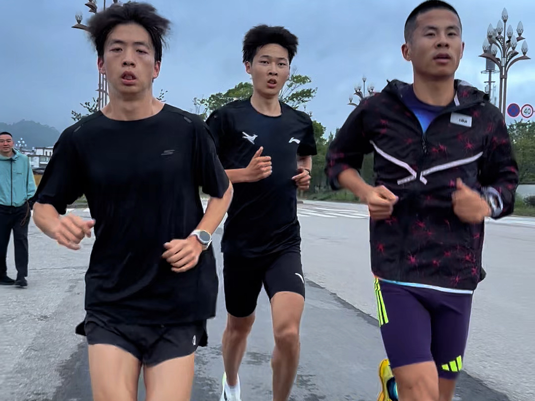 高原训练，有氧跑20公里，一个人跑得很快，一群人跑得更远