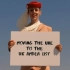 【我们在世界之巅】阿联酋航空近日发布了一段30秒的小影片，开场一名穿着阿航制服的空姐站立画面中，后面有些混沌的蓝天，空姐