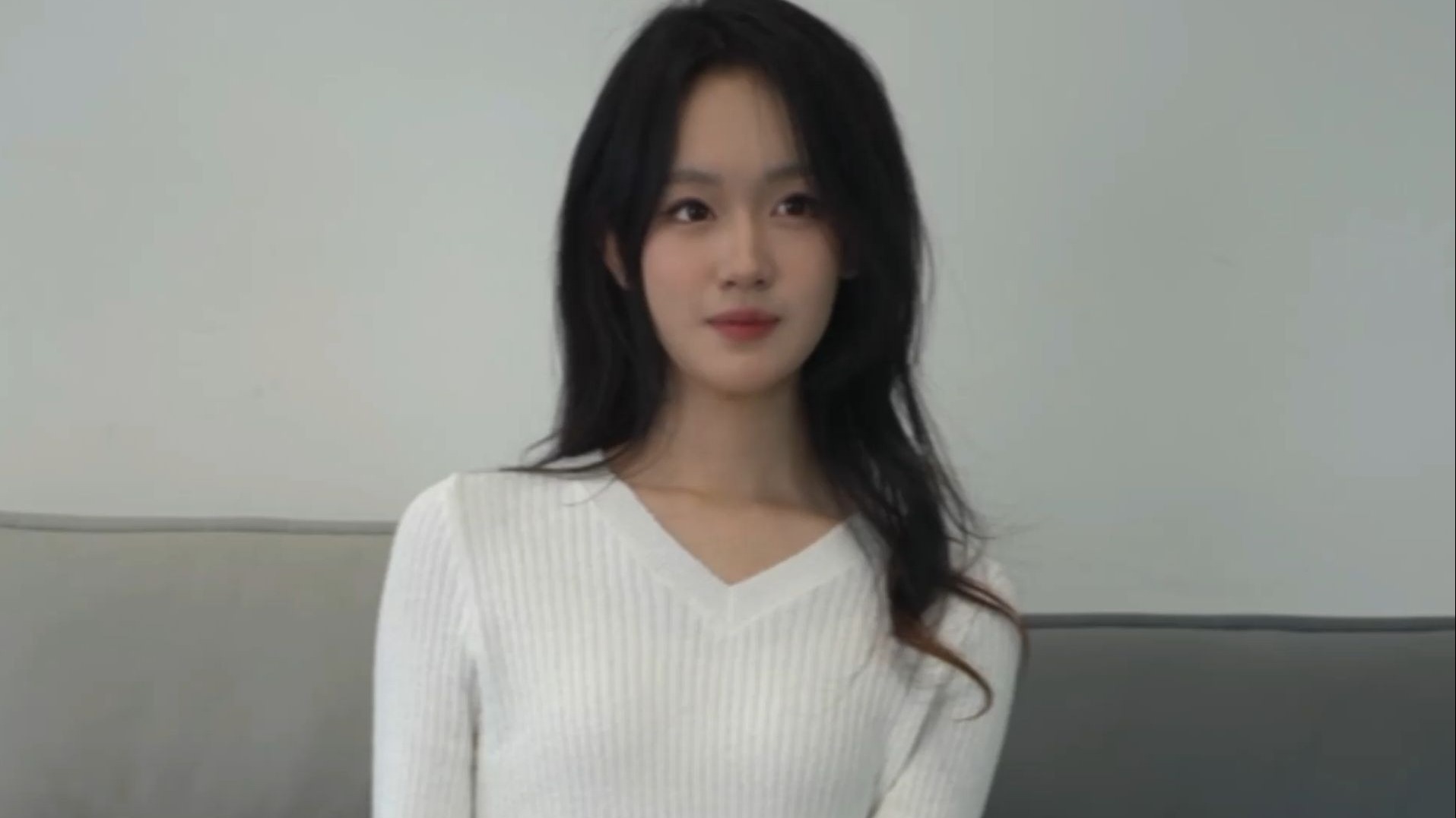 校花级女大，兼职模特约拍 时薪1k