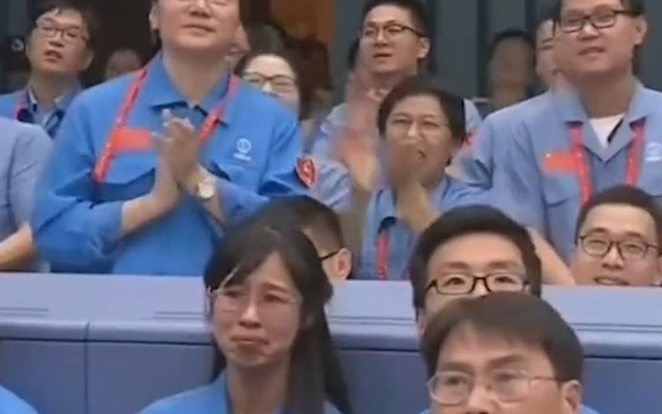 在发射现场，你看他们笑着哭来着…