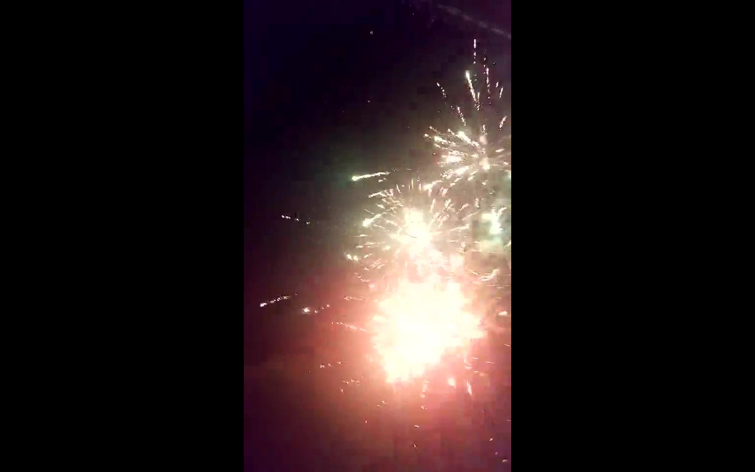 新春佳节,中国游子在非洲放烟花