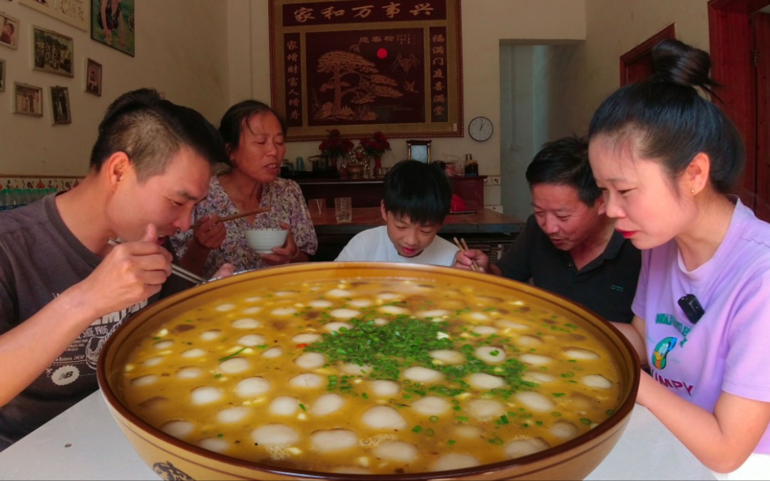 媳妇早起挖芋头，做芋圆，老公睡到中午不起床，看看媳妇啥态度？